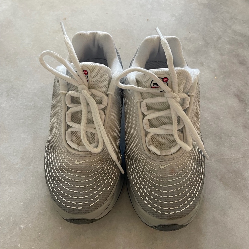 2,5 Big Kid's Nike Air Max DN Shoes Size / Smoke Grey/University Red HQ4873-002 - Picture 3 of 7